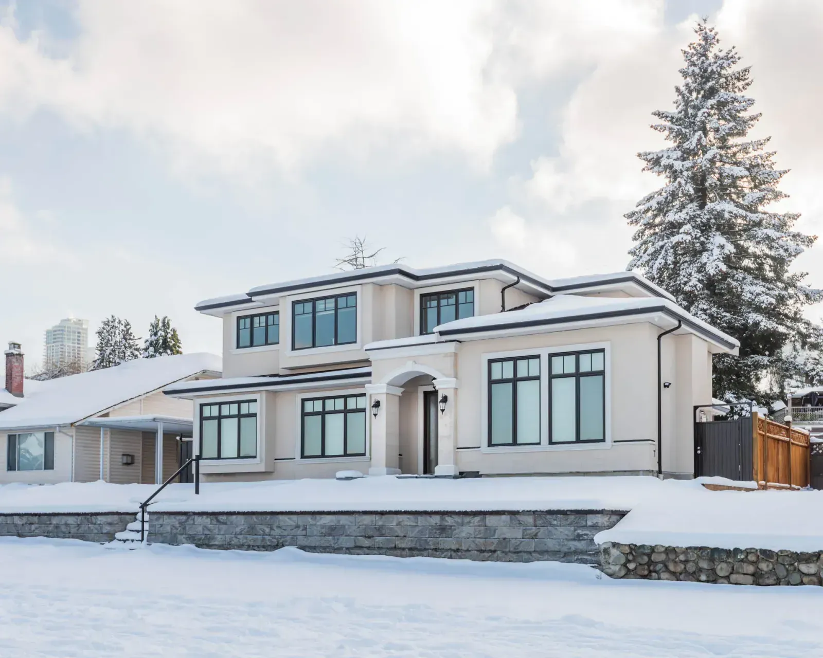 6668e96b73c9e702251df48b_modern-house-in-snow-p-1600.webp