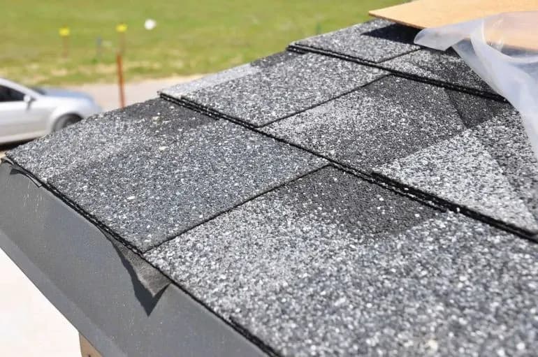 6668eba19ffe1f1783967579_missing-granules-asphalt-roof-hamilton__ResizedImageWzc3MCw1MTFd.webp
