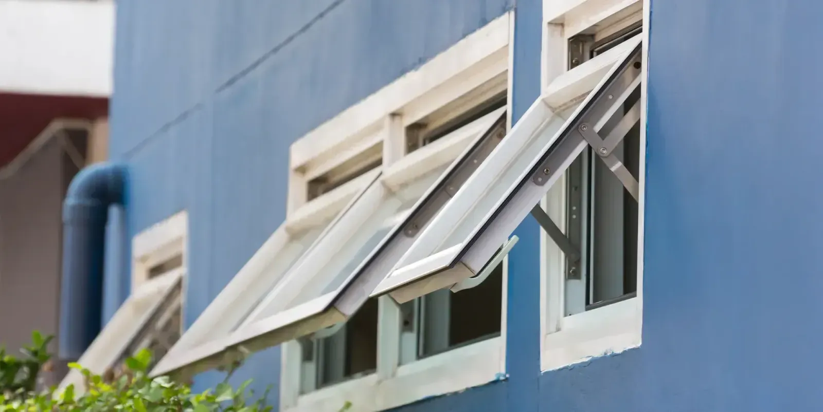 6901efc20bda57da8b2c15b6_68e7ed1b8959513a9b4f1d56_68999e5a3567a52779479fd1_hero-awning window-p-1600.webp