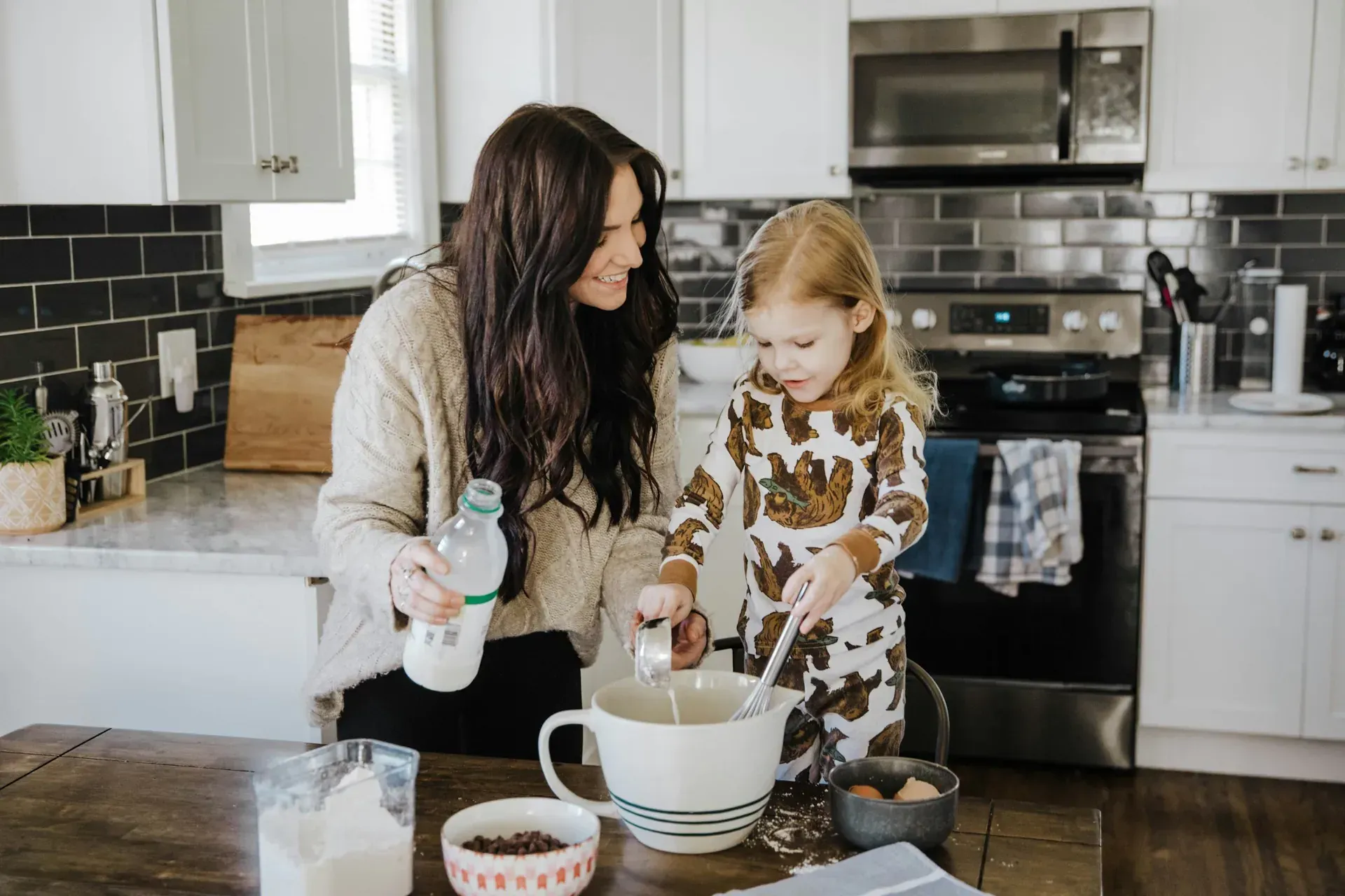 imgi_24_66672138b3e1ba123c98e548_mother-daughter-kitchen.webp