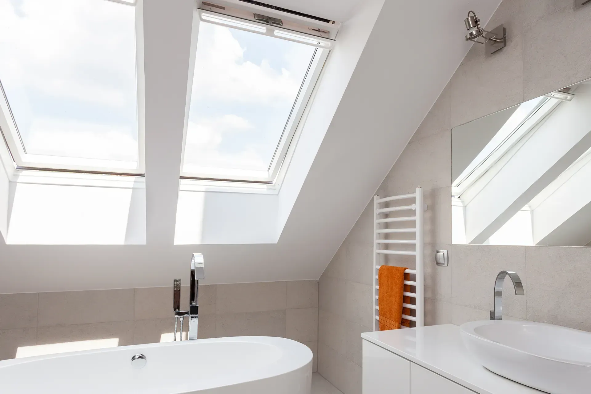 imgi_2_6668f42a6a4b06a39971dc7c_modern-bathroom-with-skylights.webp